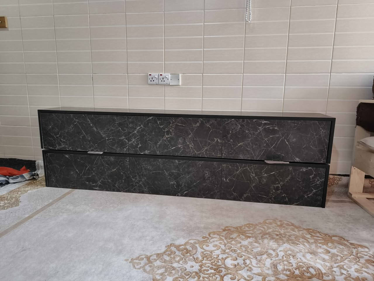 مێزی تیڤی بە ڕەنگی رةش بةشوازي هةلواسين نرخي هةلواسين ١٠٠هةزار بؤ ناو شاري سليماني گةياند ٥هةزار بؤشارةكاني كوردستان هةمانة ناونيشانمان سليمان بةكرةجؤي كؤن نزيك مزگةوتي  سةرداري هةورامي 
*********** Singapore
