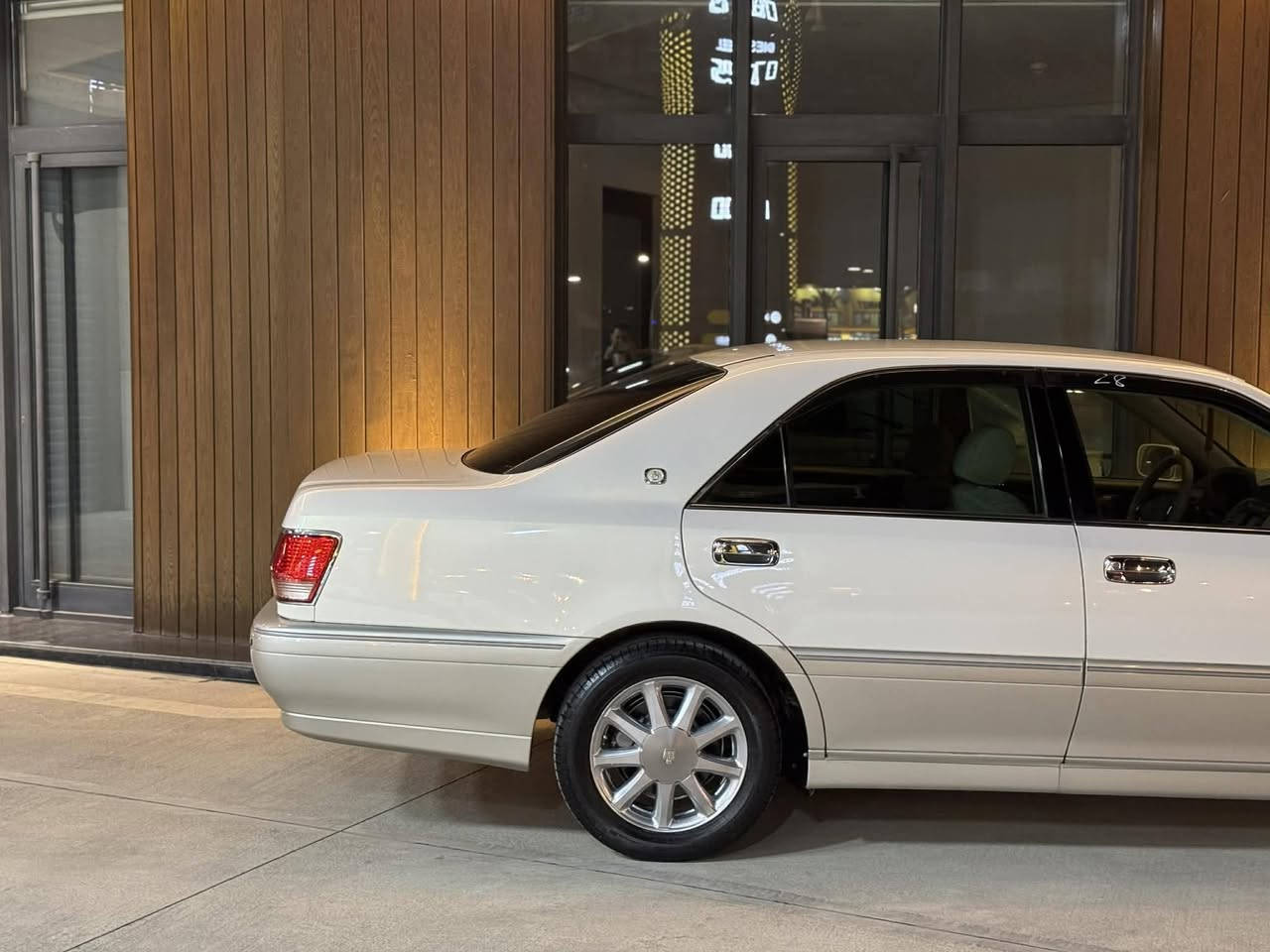 بەناوی خودای گەورە 
مەلیکە تاقانەی هەموو عێراق 
٤٧ هەزاری حقیقی ڕۆشتوە  بەشەرتی کۆمپیتەر 
مۆدێلی ٢٠٠٣ پەردەو چوار کوشن کارەبا ٢ دوگمەیەمەکینە ١٧١ی مەرخوبە   
کامل کریستاڵی بیلادە 
چوار ویلی نەجمەی نەوتی سفر سفری لەژێرە 
***********
