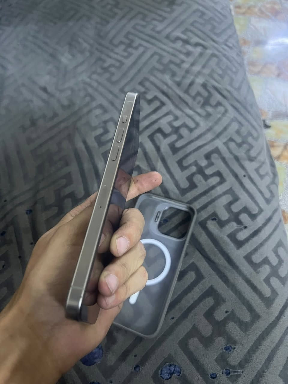 سلام عليكم عندي ايفون 15 برو ماكس شرق اوسط جهاز نضيف بطاريه 88 مبدل شاشا جوه الصليه يعني لا تعلك ولا تشمر ولكامره سلفي بس سويه يشتغل فيس ايدي يمكن ب٣٠ الف ولجهاز نوذجm سعر ٦٥٠ قفل قفل قفل ب٦٠٠ مابيع  مكاني حي العامل ***********بي واتساب
