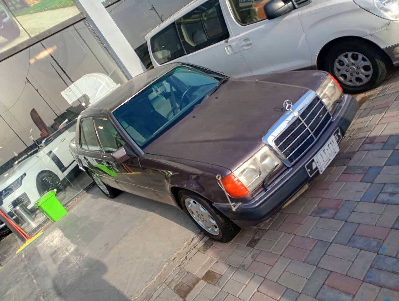 سلام عليكم مرسيدس دب🇩🇪 موديل 1991🧿للبيع بلاديه 6سلندر قبق اسود E300 سياره بيه صبغ شبرين بل جاملغ لخلفي وبارد بخشم لجاملغ المامي تخم تاير جديد وصدر امامي خلفي قبل سبوع اشتغلته كير ومحرك بلاد خير من الله 🪬تبريد شغال🥶 نواقصه مرايه جانبيه و دكمه مال دبل اشاره  بس غيره مابيه شي لون احمر عنابي بس هيه بيه شوفه حلوه نصبته سعر (65)بيه مجال بيع مستعجل 🔥 الاستفسار(***********)مكان بغداد جسر المثنى الجزيره
