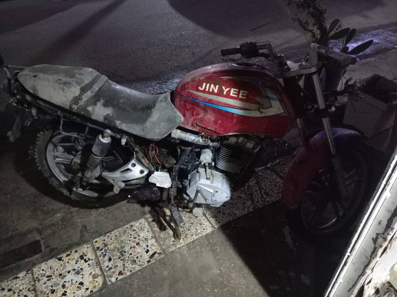 سلام عليكم   اخوان عندي دراجه جني دراجه متروكه ابيع كوم حديد قيم بما يرضي الله مكان شعب رقم تلفون   ***********. لا تكلي شبيهه كوم حديد. مكينه شغاله بس ابيع كوم حديد
