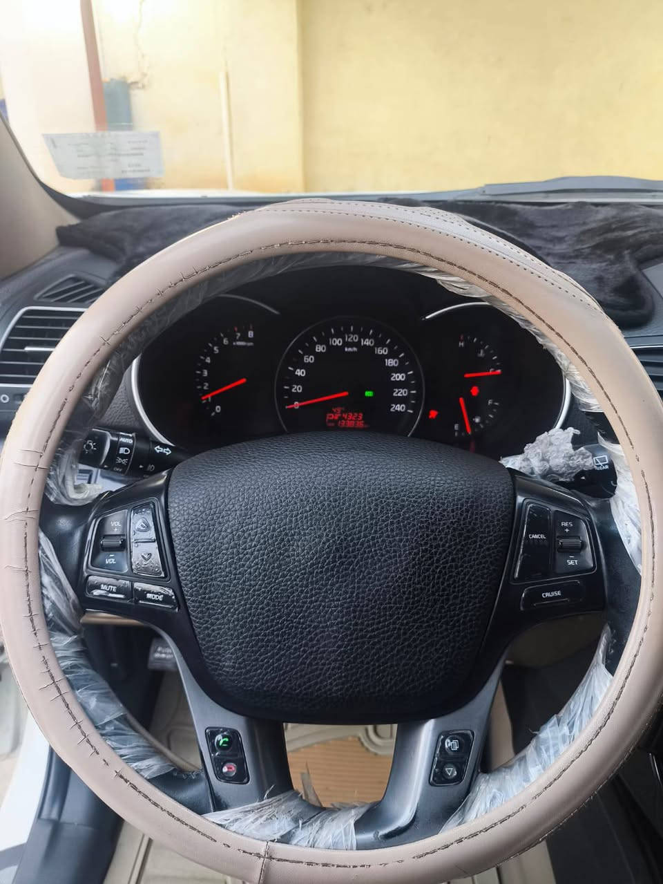 السلام عليكم
سورنتو موديل 15
خليجي 
بيها تبديل جامرلغات أمامي وبنيد 
محرك 6  سلندر
ماشيه 130
قطع تبريد 3
رقم ديالى بسمي
مكان السيارة ديالى 
الاستفسار 
***********
***********
