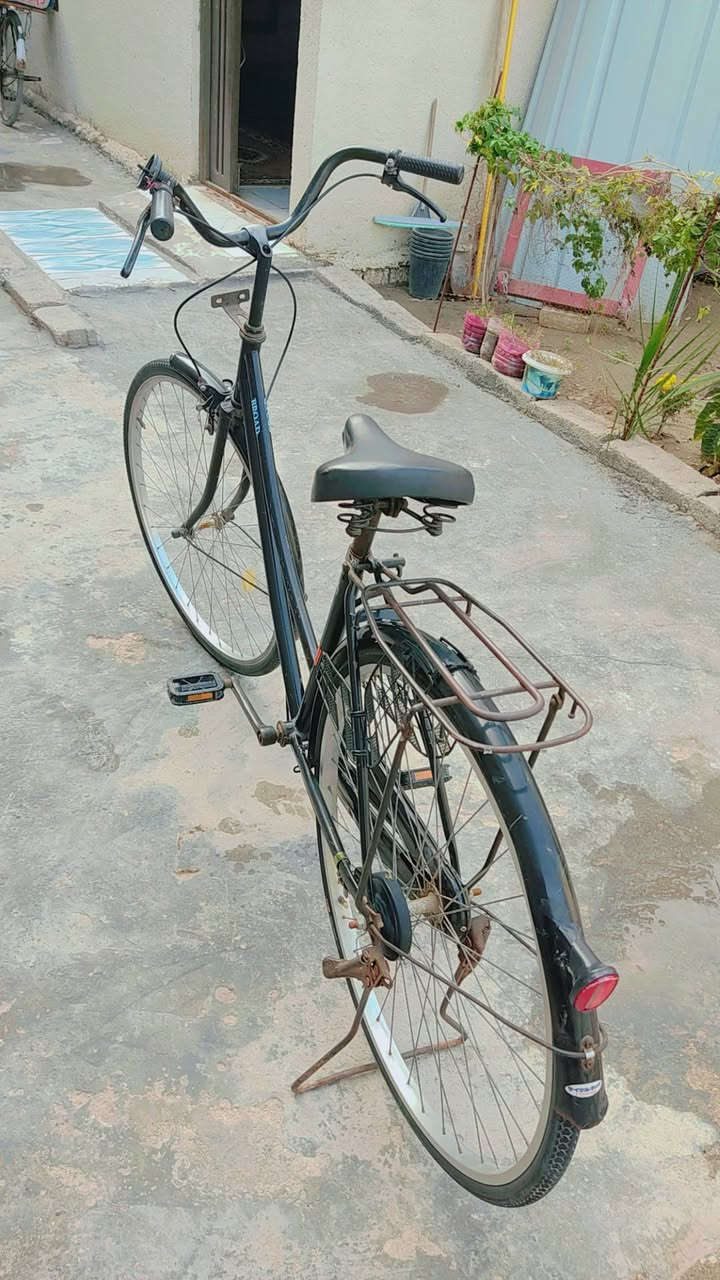 السلام عليكم بايسكل ياباني حجم 27 مكفول من الصبغ مختم جديد او نضيف جاهز من كلشي تايرات بريكات جاهز من كلشي السعر 80 وبي مجال قليل مكاني كربلاء ***********
