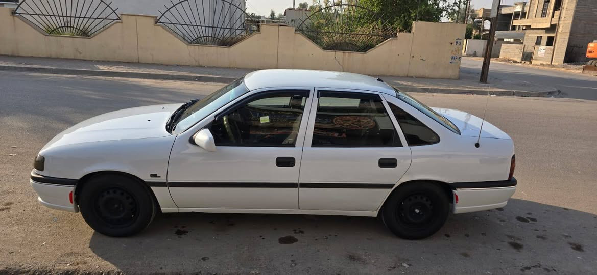 السلام عليكم
فكتره لون ابيض 
موديل 91
شرط كير محرك 
سياره كلشي بلادي قطعتين جاملق فقط 
دفتر بانزين 
رقم دولي سنويه جديد 
السعر 52وبي مجال 
للتواصل ***********
