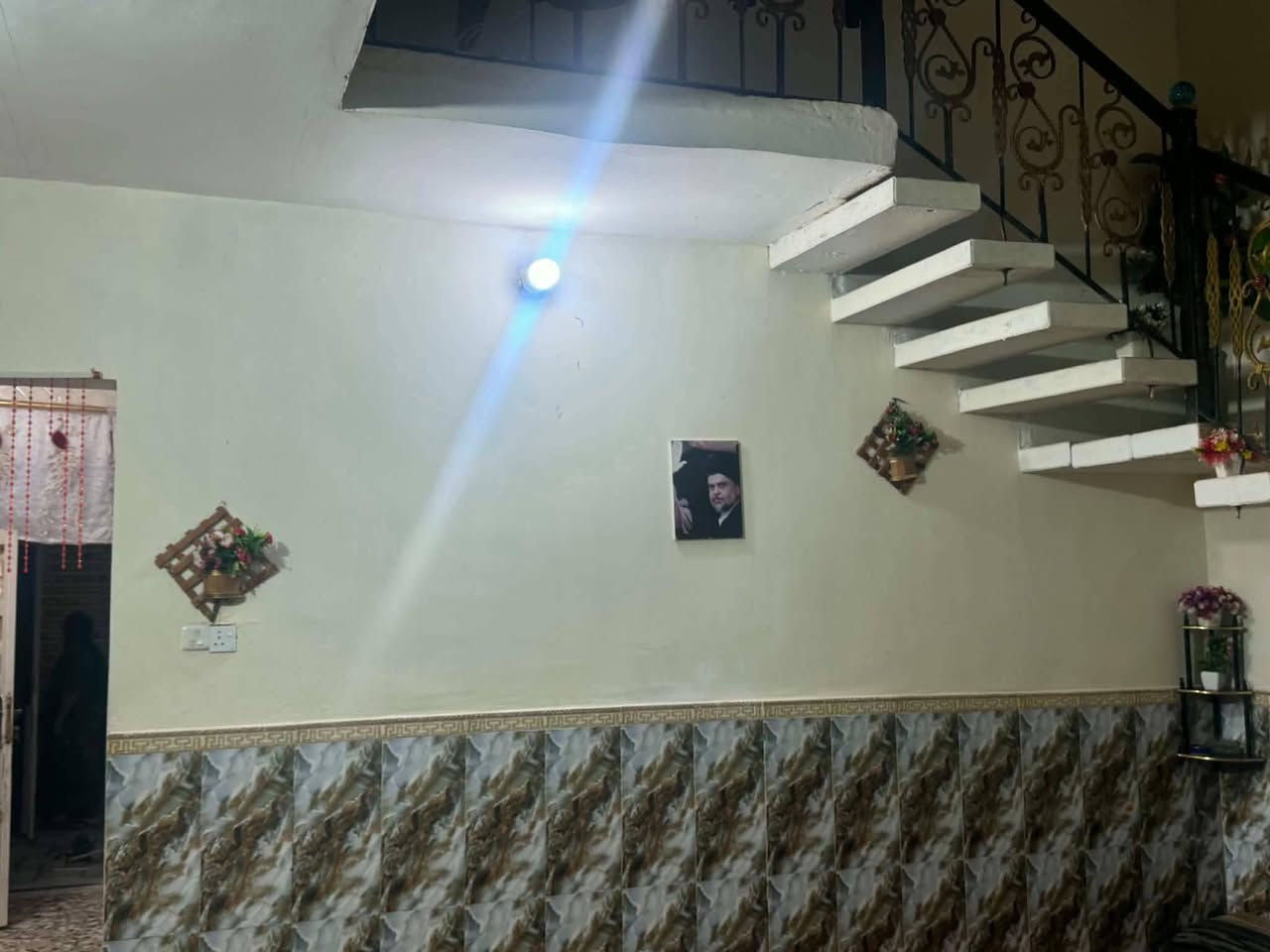 بيت للبيع المساحه 125 يحتوي علئ ديوانيه+مطبخ+صاله+غرفتين نوم طابق أرضي علوي العنوان  المشرح حي الجوادين اللاستفسار ***********
