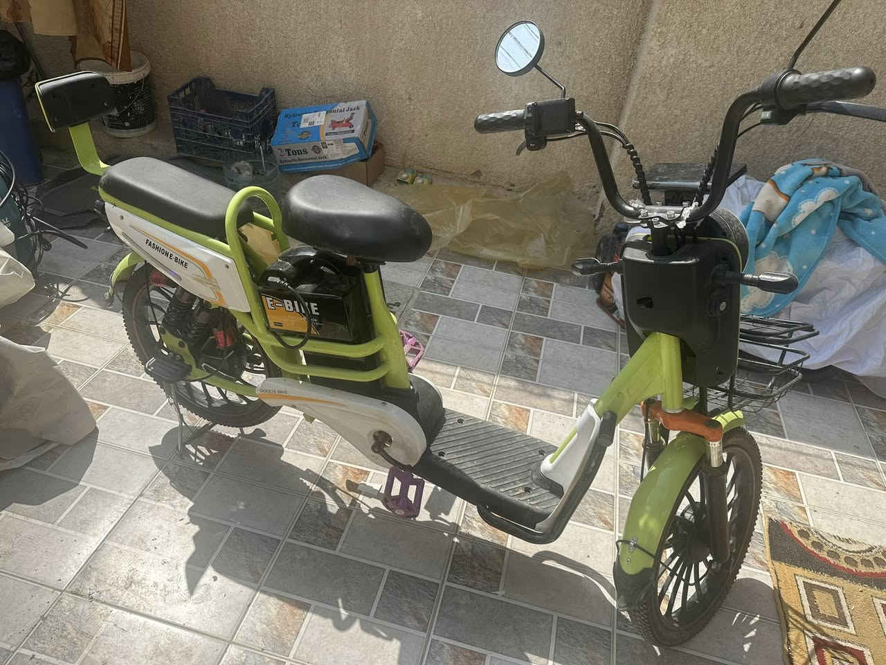 دراجة شحن حجم 16 للبيع
المواصفات
عدد بطاريات 4 مدة الشحن 6 ساعات تمشي وياك 50 كم يلة تصفر سرعتها 100 الحقيقية 50 كم قوة ملف 650 واط القصوى 1200 واط 
بدون زنجيل كلشي شغال شاشة مسجل اشاير لايت هورن جديدة صارلها شهر طالعة من المعرض
السعر 300 وبيها مجال


**إذا كنت صاحب هذا الإعلان وتريد حذفه لأي سبب، رجاءا أرسل رسالة إلى الدعم الفني**