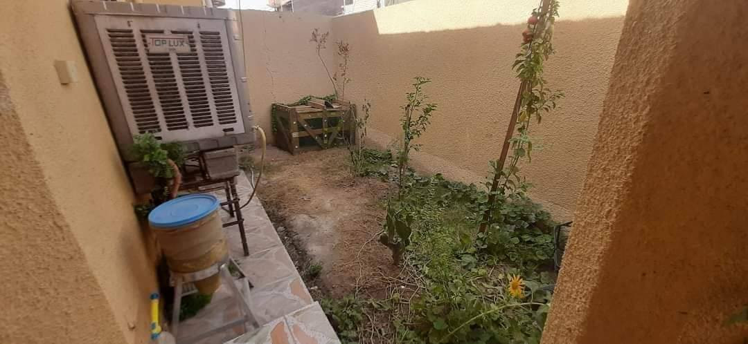 السلام عليكم بيت للبيع مساحة البيت ١٥٠ متر واجهه ١٠ أمتار ونزاله ١٥ متر يحتوي على غرفت نوم وهول واستقبال ومطبخ حار وبارد بي مناور ثنين طرمه جبيره زائد حريقه الصطح مطبك شتايكر قبل اسبوعين مابي اي نقص مكان البيت المواصلات البياع قرب المحطه الجديده بل زراعي ماء كهرباء مجاري كامل الخدمات السعر ١٢٥ مليون وبي مجال لاتصال ***********
