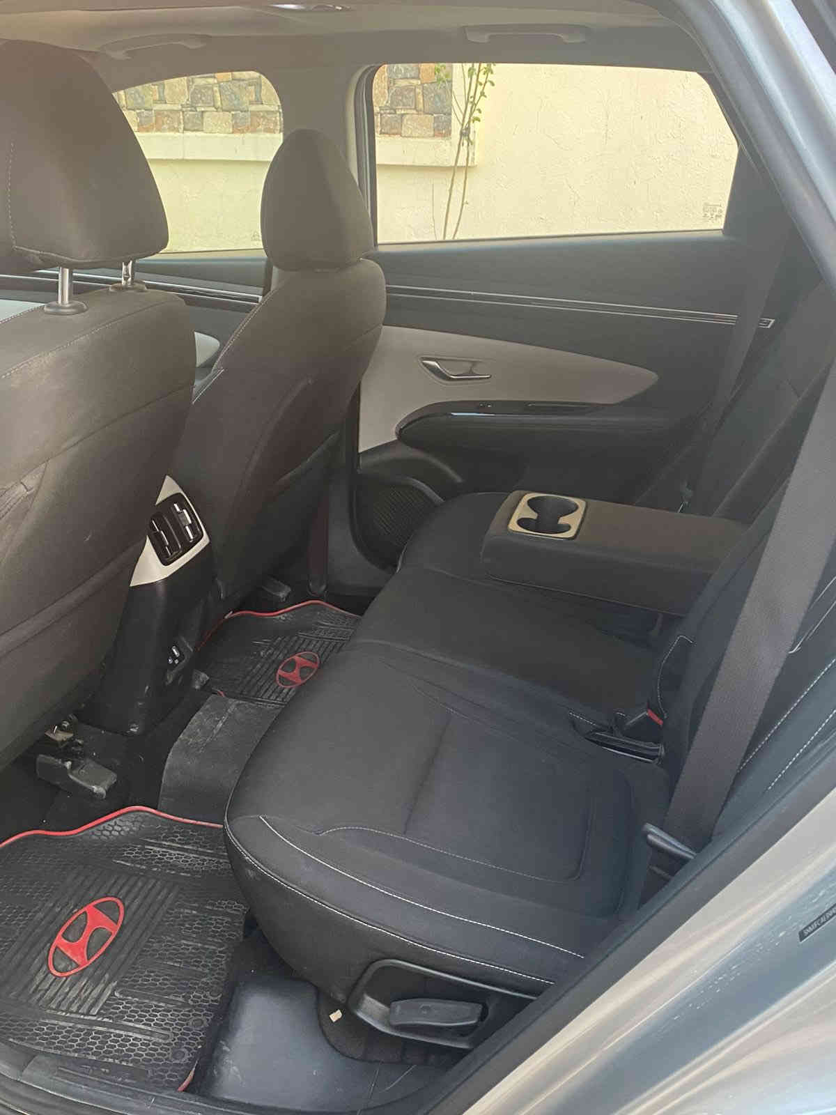 توكسان 2022 امريكي
ماشية 52 الف كيلو متر مو ميل
فول مواصفات 
فتحة
تشغيل عن بعد
صندوق كهرباء
كرسي كهرباء
كراسي تدفئة
شاحن واير ليس
تبريد قطعتين
هاند بريك بصمة
انظمة قيادة 
بصمتين
محرك 2.500 … 4 سلندر 
وغيرها من المواصفات المعروفة

حادثها الباب خلف الصدر مبدل فقط
وهنا بالعراق صار بيها اقل الشبر بخشم
الجاملغ الامامي بارد ومكحل على كده
هزة و سنوية ورقم كلهن جدد 
وبإسمي تحويل او وكالة

العنوان : بغداد - الدورة
السعر 207 وبيها مجال 
للأتصال ***********
