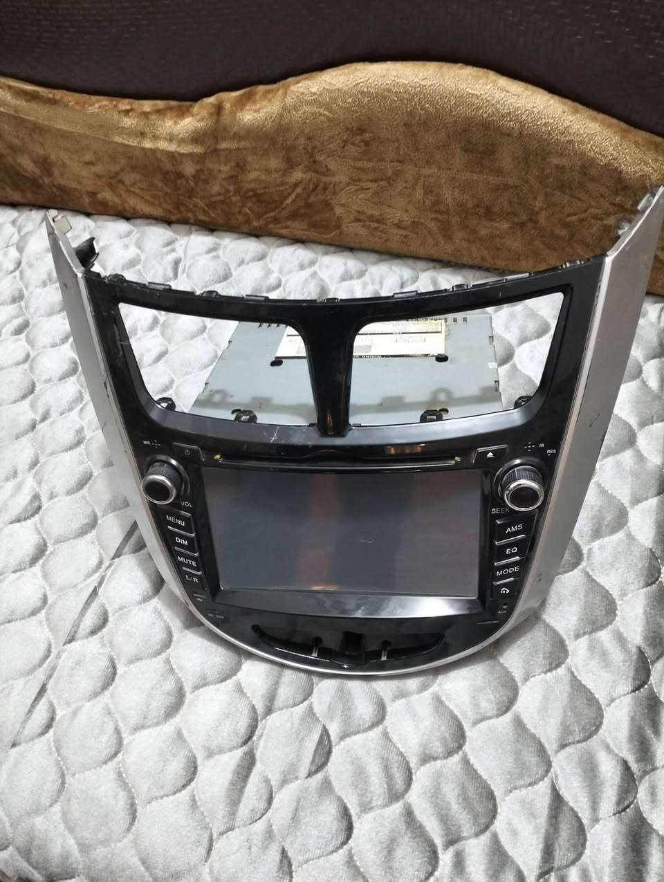 السلام عليكم 
شاشه اصليه بلاديه اكسنت مضلع ب50 
العنوان بغداد ***********
