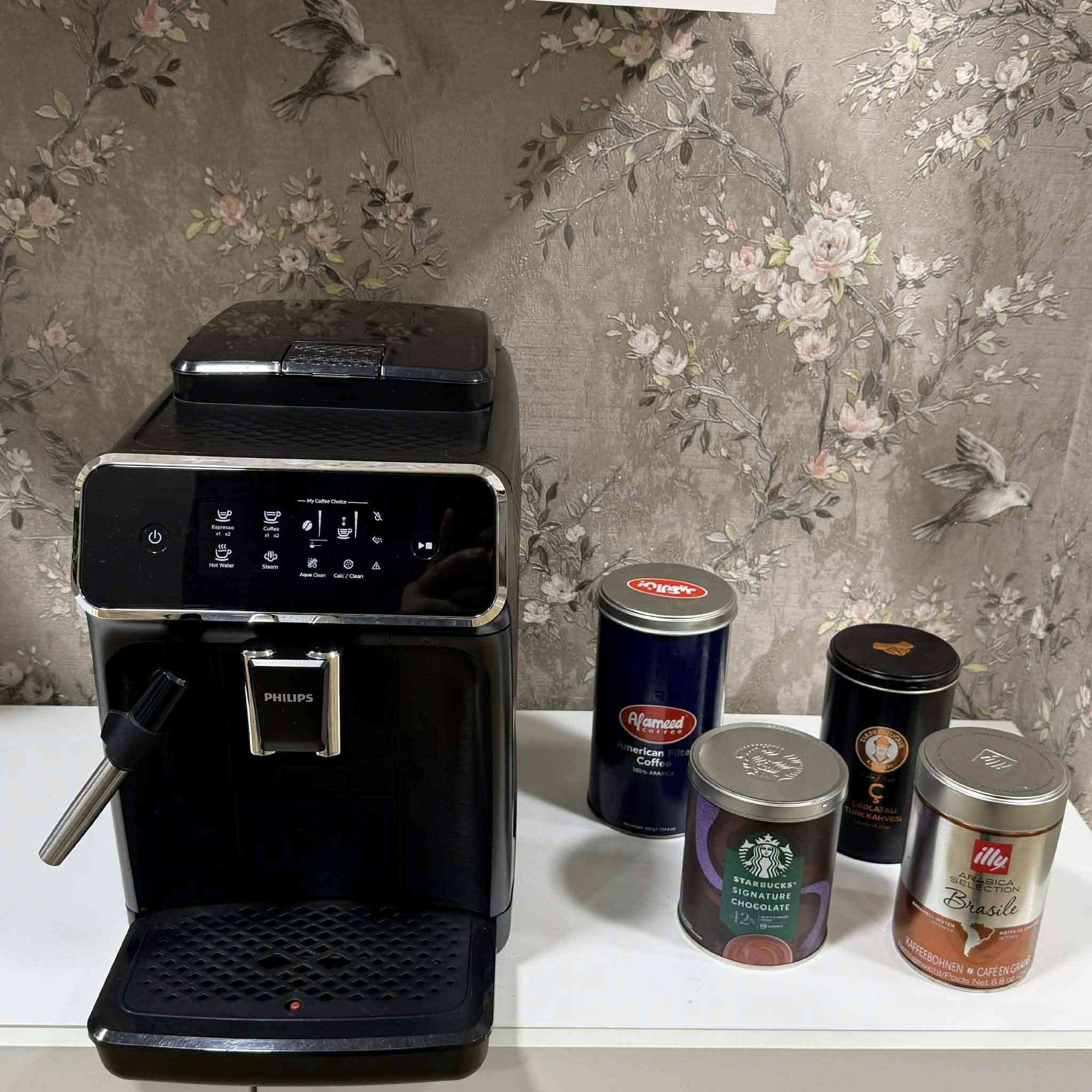 � للبيع ماكينة قهوة أوتوماتيك 🔥
ماركة Philips
إصدار 2200 (صناعة رومانيا 🇷🇴)

✅ الحالة: مستخدم نظيف جداً
📊 النظافة: 95%
📦 جاهز للاستخدام مباشرة

✨ المواصفات:

 • طحن بن طازج + استخلاص مباشر
 • تحضير إسبريسو وقهوة عادية بضغطة زر
 • نظام تبخير (Steam) للحليب
 • تحكم بدرجة الطحن والقوة
 • شاشة لمس سهلة الاستخدام
 • تنظيف ذاتي + برنامج إزالة التكلس

💯 جهاز عملي ومناسب للبيت أو المكتب
💸 يوفر عليك كلفة الكافيهات

📍 السعر: (راسلنا على الخاص )
🚚 التوصيل متوفر كل العراق


**إذا كنت صاحب هذا الإعلان وتريد حذفه لأي سبب، رجاءا أرسل رسالة إلى الدعم الفني**