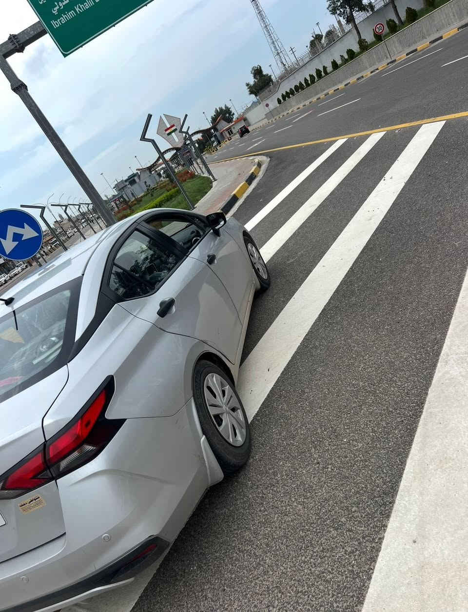 مكلف مكلف مكلف
للبيع نيسان فيرسا 2020 – فئة S 🔹

          رقم صلاح الدين دولي 

شرط التحويل

▫️ الموديل: 2020

▫️ الفئة: S

▫️ المحرك: 1.6 لتر – 4 سلندر

▫️ ناقل الحركة: أوتوماتيك CVT

▫️ الدفع: أمامي

▫️ المقاعد: 5 ركاب

إقتصاديه جداً بالبنزين 

✨ المواصفات:

✔️ شاشة لمس 7 إنچ

✔️ بلوتوث + USB

✔️ مكيف هواء

✔️ كاميرا خلفية

✔️ نظام فرامل طوارئ

✔️ تحذير مغادرة المسار

✔️ نظام أمان عالي

🚗 السيارة عملية ونظيفة، 

ضرر جاملق السايق وبنيد 

📞 للاستفسار: ***********
