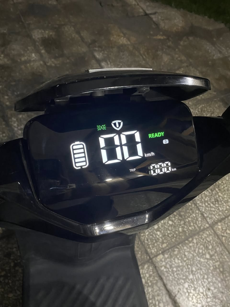 سلام عليكم دراجه شحن نوع تيلجي نفسها شركة ريان الدراجه سرعتها 77 حقيقي و3 سرع وبيها نضام R الرجوع للخلف و اضائه ليد عالي ناصي واشاير الدراجه مصارلها عندي شهرين بعدها جديده مكان الدراجه حي الجامعه السعر 850 وبيها مجال بسيط جدا جدا رقم التواصل ***********
