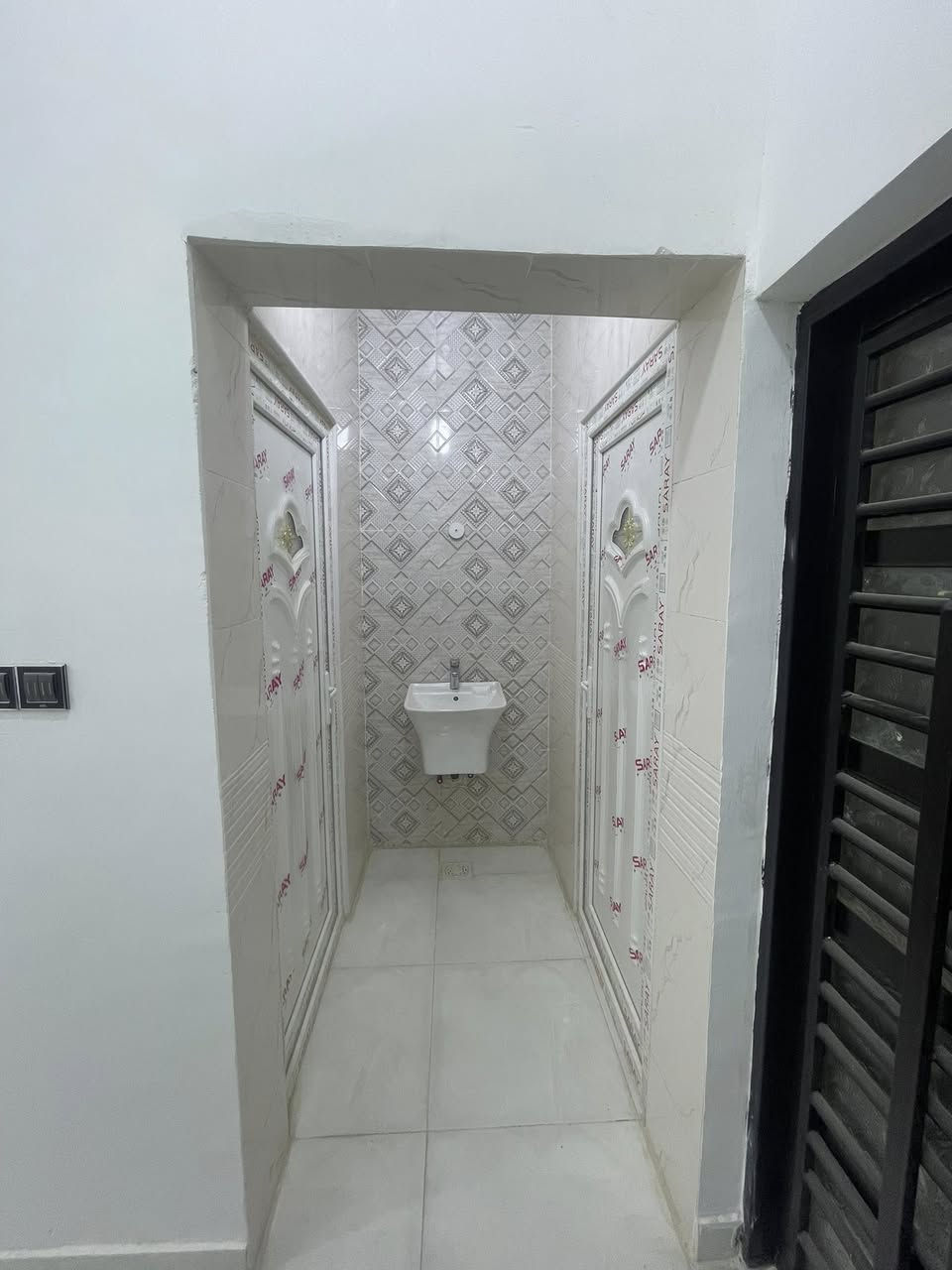 🔥بيت للبيع بناء حديث ممسكون 🔥
🔹المساحه 136م الواجهه 8م 🔹
🔹يحتوي على غرفه ومطبخ واستقبال كبير وصاله ومناور عدد2
🔹ومجموعه صحيه داخليه وخارجيه
🔹وتوفر في المجمع كافه الخدمات ماء كهرباء تبليط أناره ليليه 🔹ومولده شارع ايضا 
♦️العنوان طريق الحمزه خلف المعسكر 
♦️بسعر مناسب جدا 
♦️للاستفسار ***********
