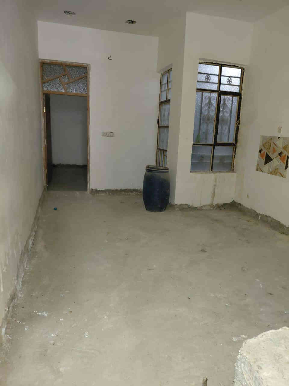 يوجد دار البيع في الشعب الغرير قرب الجامع المحروك خلف السدة المساحة 100متر طابق واحد كامل خدمات ***********
