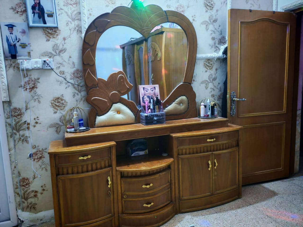 غرفه نوم عراقي مثل ما موجود بل صوره سعرها 350  عنواني كربلاء باب طويريج ***********
