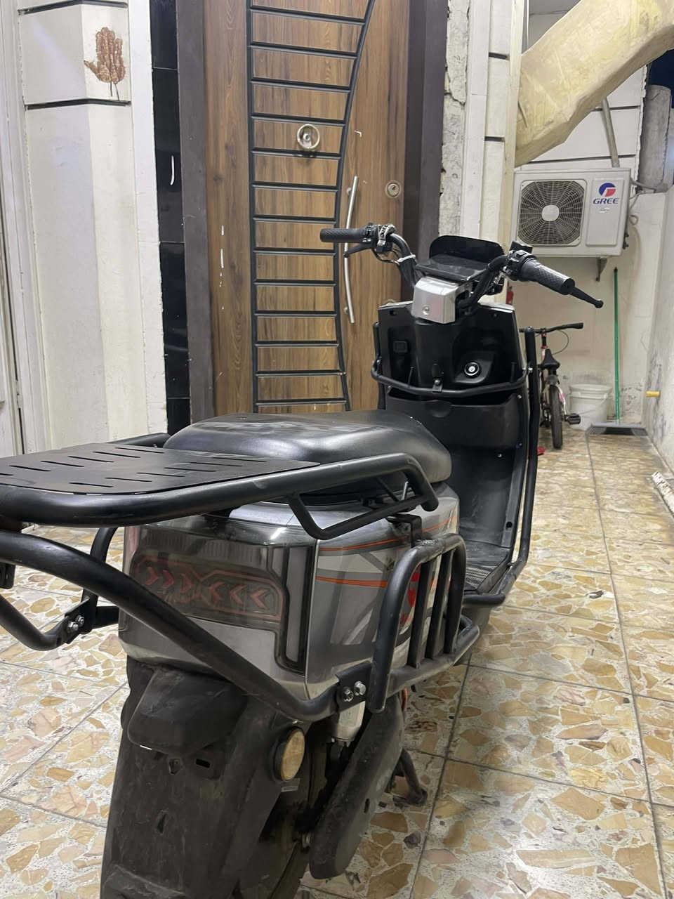 السلام عليكم دراجه شحن للبيع 
ملف الف وخمسميه 
6بطاريات بلادي 
شاشه ايباد
درع حامي من الخدوش
والتكسير 
دراجه خير من الله 
السعر 500 وبيها مجال 
مكان بغداد حي الجهاد 
الرقم. ***********
تعال وتشلع عيوني
