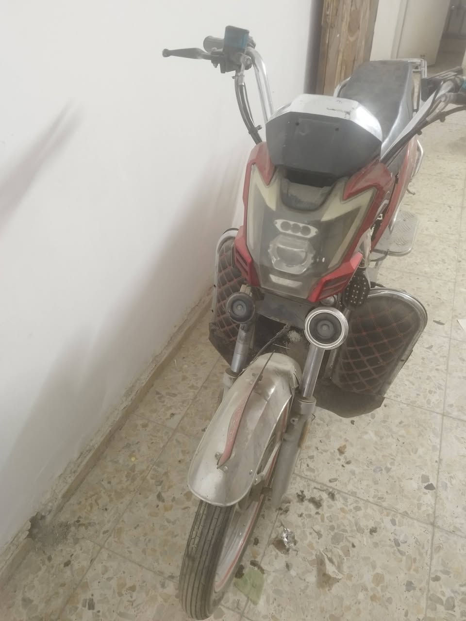 سلام عليكم دراجا شحن للبيع شغالة بس ابعهة هيج بدون ضمان ***********
