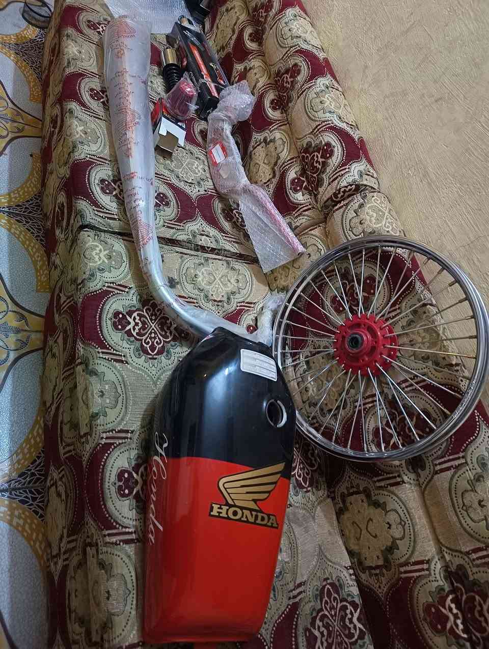 تعميرة ايراني
ويل رياضي امامي 
تانكي هونده لونين 
دبلات خلفي ابو البطل
كزوز نجمه
سكان رياضي احمر
شوته رياضي احمر
الغراض جدد ما مشدودات 
للبيع شلعه وحده 100
للتواصل: +964 783 809 5586
