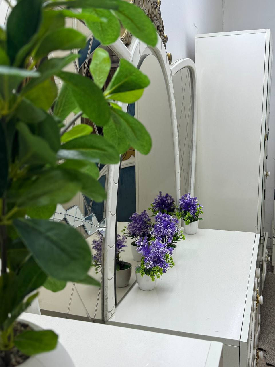 غرفه 9 قطع تركي نظيفه كلش خشب ثقيل سرير مخزن  الاناره والنشرات شغاله ما بيه اي ضرر العنوان بابل المركز م  ***********
