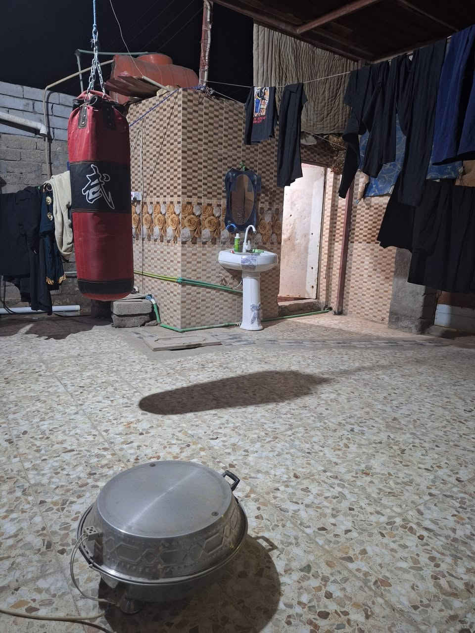 بيت للبيع في الشرش قرب الدفاع المدني والمدرسه الدوليه المساحه 200 متر زراعي السعر ٦٣ مليون غرفتين كبار استقبال كبيره وهول وموزع ومطبخ وصحيات ودرج بناء بلوك عكاده سنه 2018
***********
