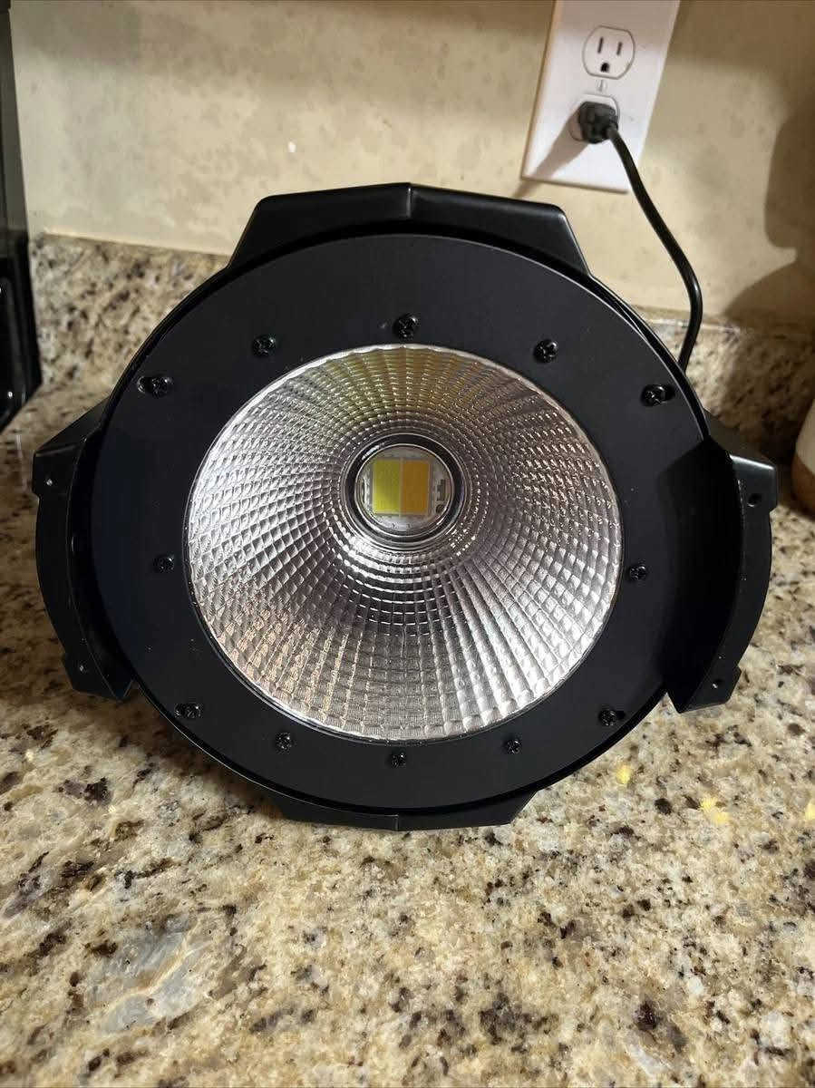 متوفر 💡 كشاف مسرح COB LED بقدرة 200 واط🔥 القوة: 200 واط (إضاءة عالية السطوع وشديدة التركيز).الألوان: لونين في واحد (أبيض دافئ + أبيض بارد).التحكم: يدعم DMX512، التحكم الصوتي، والوضع التلقائي.الاستخدام: مثالي للمسارح الكبيرة، الحفلات، واستوديوهات التصوير الاحترافية.المميزات: مروحة تبريد قوية وهيكل متين للعمل الشاق.[ضع السعر هنا] ✅


**إذا كنت صاحب هذا الإعلان وتريد حذفه لأي سبب، رجاءا أرسل رسالة إلى الدعم الفني**