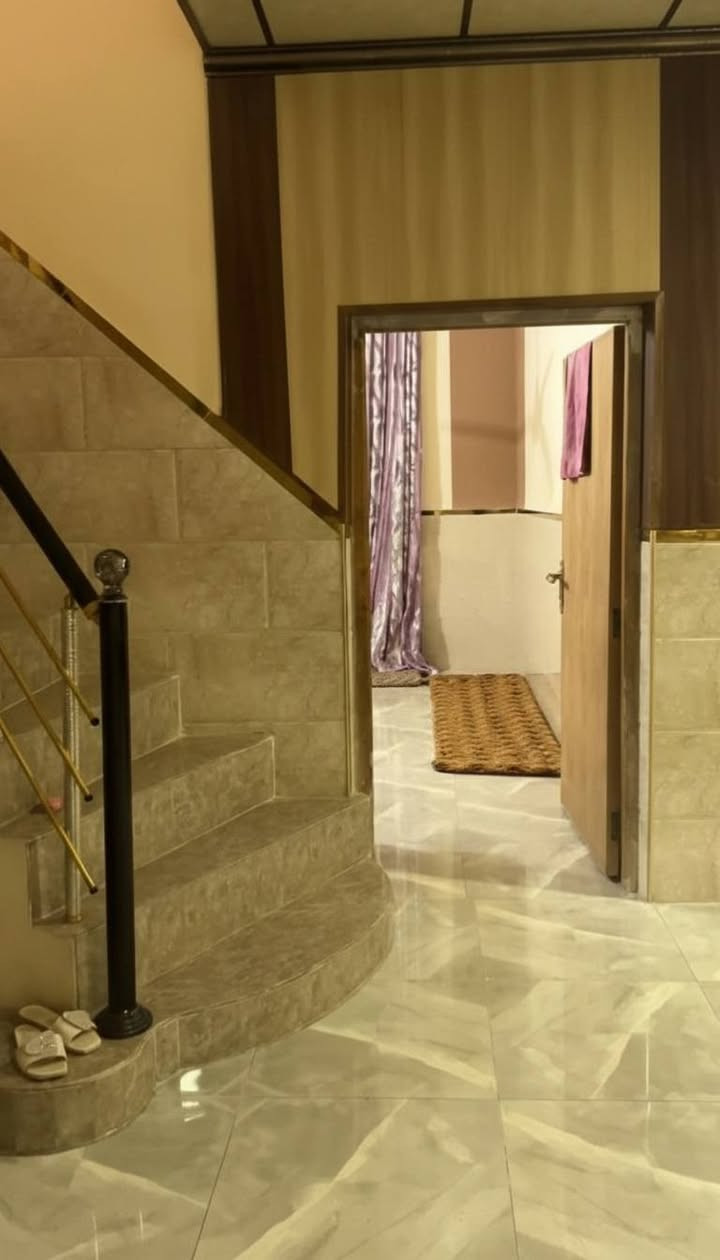 للبيع بيت بسعر مناسب "بحي الخضراء" المساحة 200م قرب جمال ابو الثلاجات
يتكون من 5 غرف نوم وصالة واستقبال ومطبخ وخدمات صحية وكراج كبير 
للاستفسار ***********
