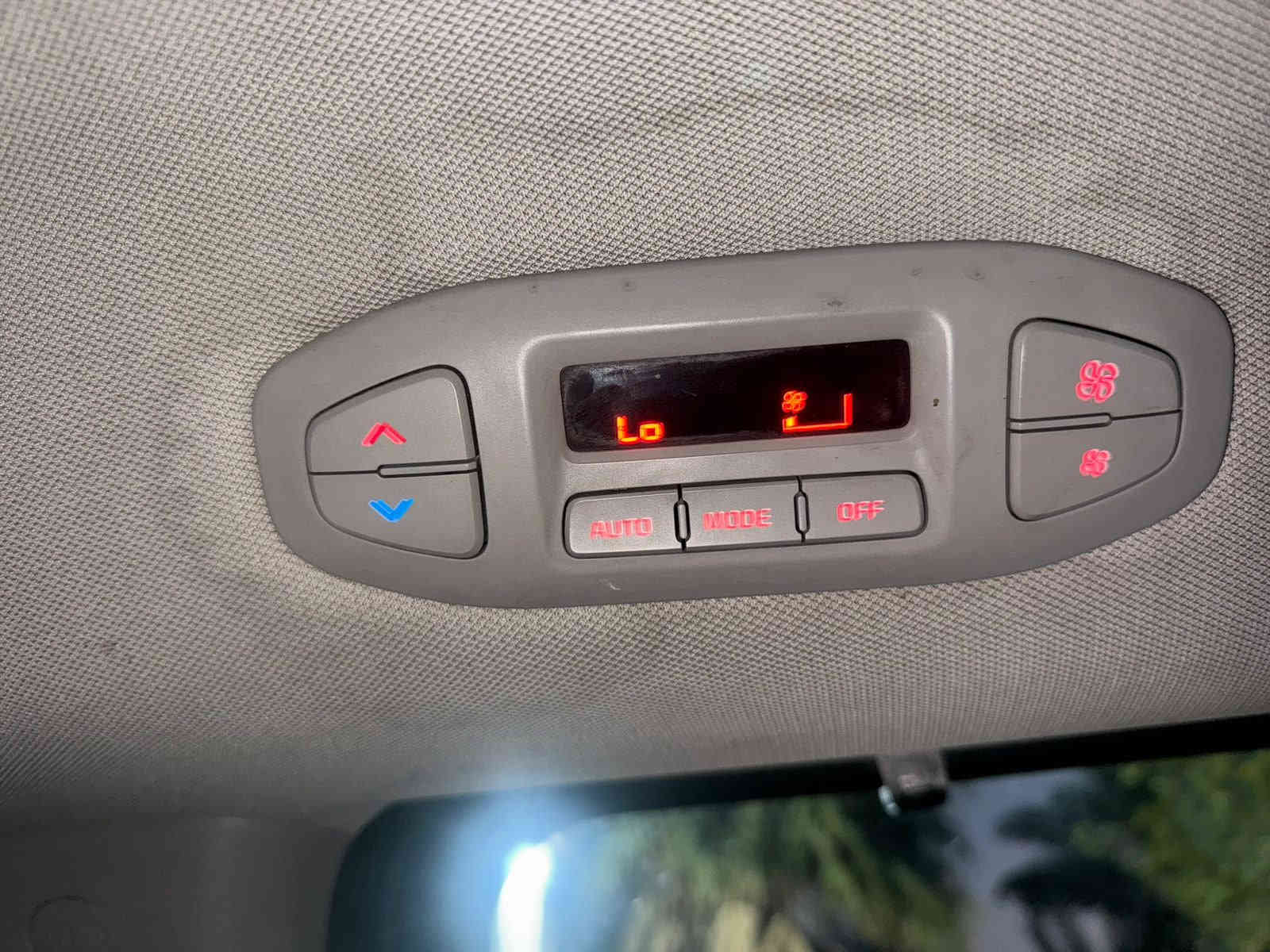 سياره سيدونه معروضه للبيع ماشيه ١٧٠ ميل فول مواصفات
السعر ٢١٠ $ وبيها مجال 
مكلف بلنشر 
رقم صاحب السياره ***********
