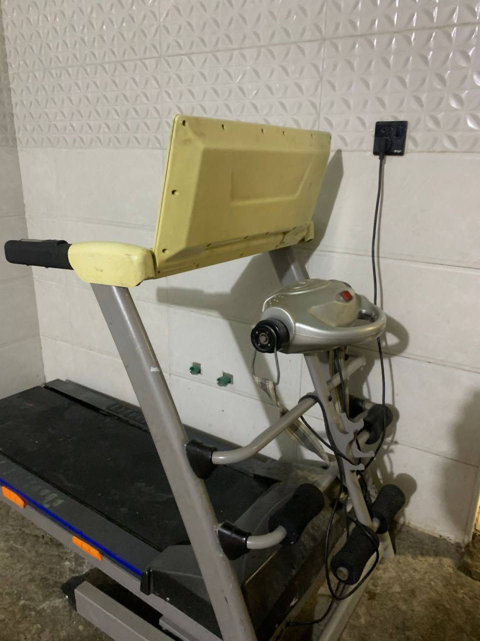 سلام عليكم جهاز جري نوع ياباني اوربي يتحمل وزن ٢٠٠ او بي تدليك ضهر شاشه لمس بي هواي موصفات يجي دبل ماطور العنوان دوره ابو دشير ***********
