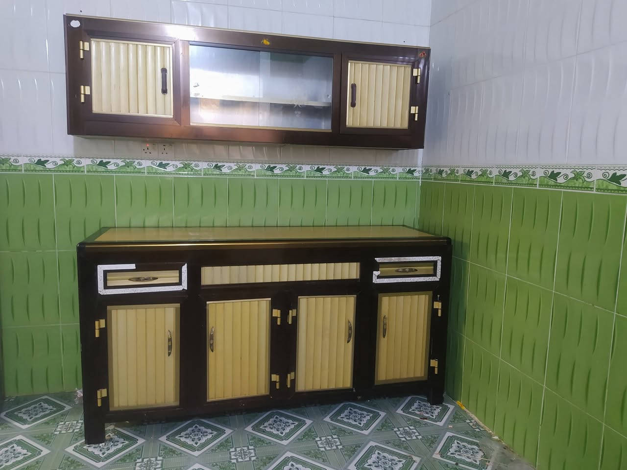 كاونتر + ملحق 
الطول 180
العرض 60
ارتفاع 90 
#السعر 250 وبي مجال 

***********
