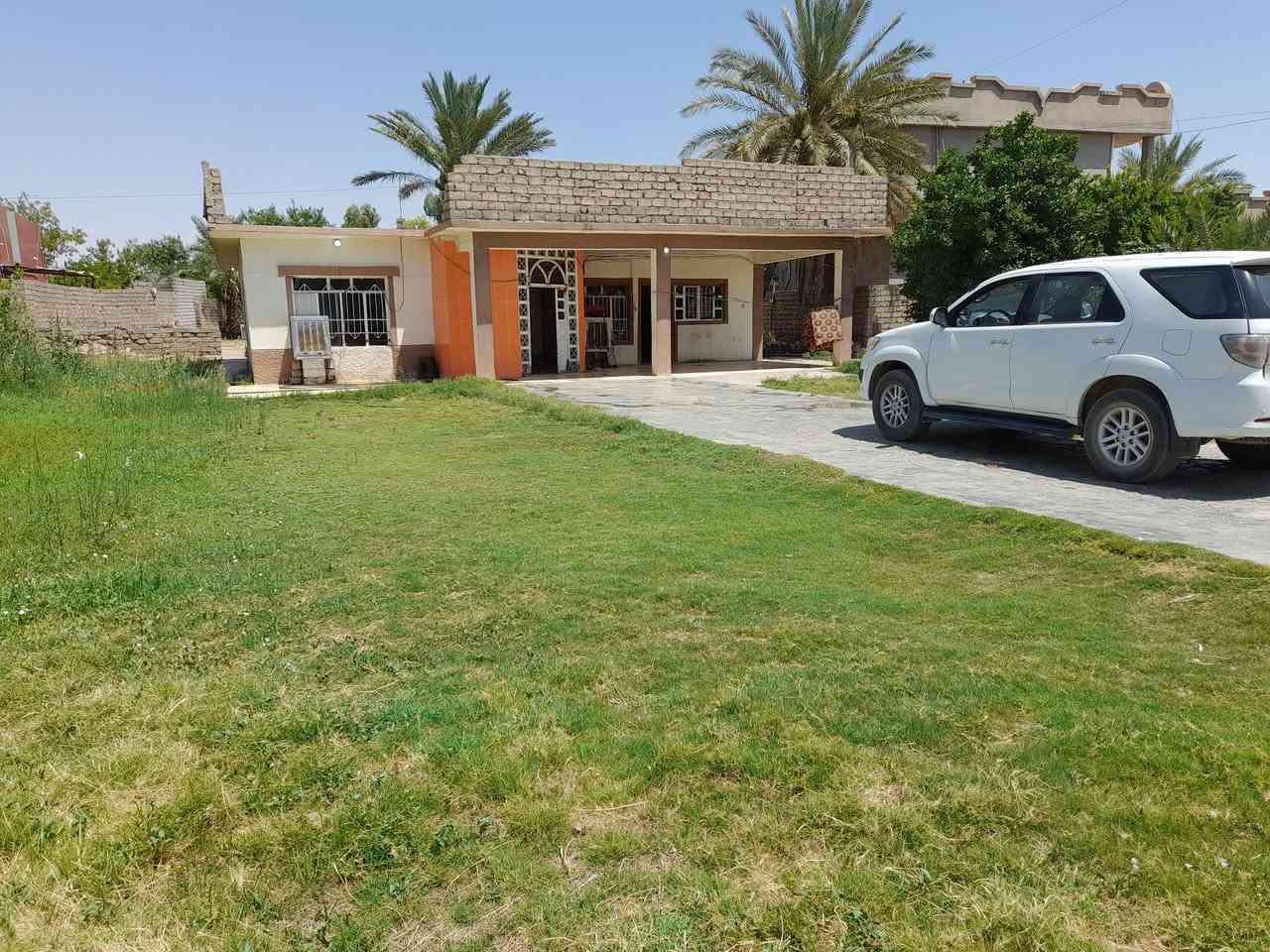 سلام عليكم للبيع بيت سند طابو صرف بسمي مساحه 1017متربعاجه قريب عل سايدين يتكون من ربعه وهول وغرف عدد ٣ومطبخ ارضيه البيت كاشي للستفسار الاتصال عل رقم ***********
