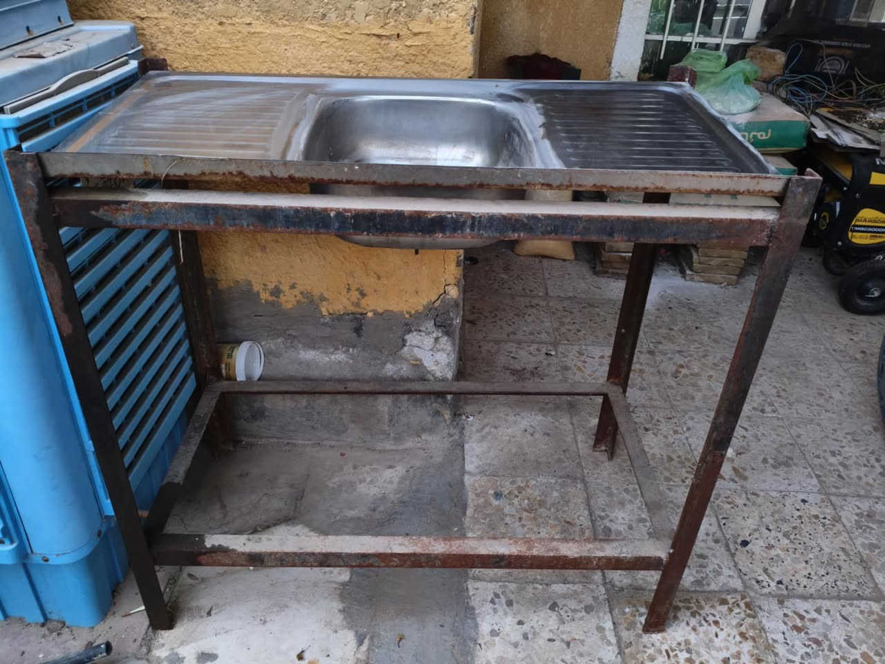 سخان حجم كبير شغال مابيه هيتر. ٣٠ سعره. والسنك ٢٠ قفله. حله شارع ٨٠ الرقم *********** بيه واتساب واستفسر
