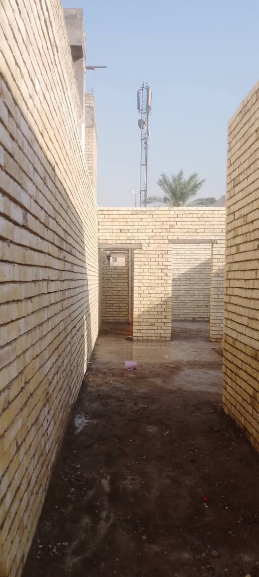 هاذي أحد عمالي من البناء في الكوت مع اخوكم أبو حسين الخلفه للبناء ***********
