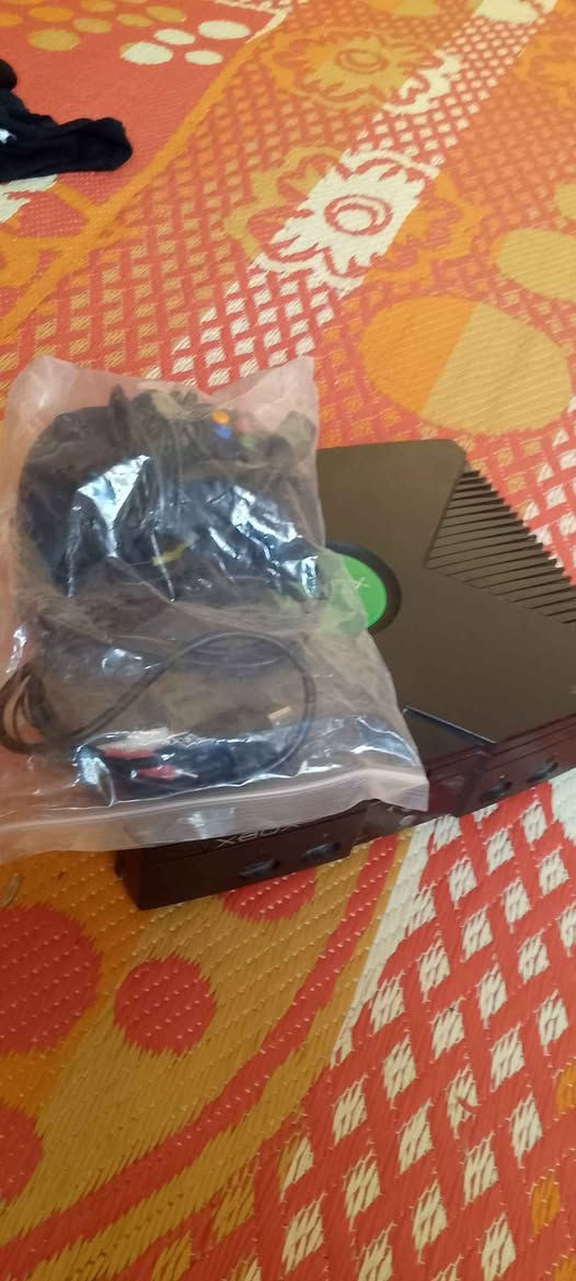 اكس بوكس أورجنال لقديم  وياه تجي يد دبابه وحد وفيشه مجرد بيه عطل بنظام راسلني ودزلك   لفيديو والعابه ماتشتغل ومن اريد شغلهن تطلع هايه لكتابه بيه 20لعبه او اكثر ماتكد بلضبط  يعني بس يرادله هارة   نظامه مالت شرك لاصلي نفسه لحجز  راسلنس واتساب 7813467360 Singapore
