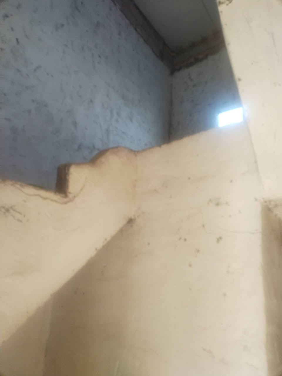 بيت مساحه ١٣٠  طابو صرف مكون من استقبال ومطبخ وغرفه وساحه درج ابي غرق حي الجواد ب119 ثاني بيت عن الشارع بيت قديم شويه صبغ وترتيب وتكعد بيه السعر 60 وبيه مجال سعر قطعه لا استفسار *********** غير متواجد بالفيس
