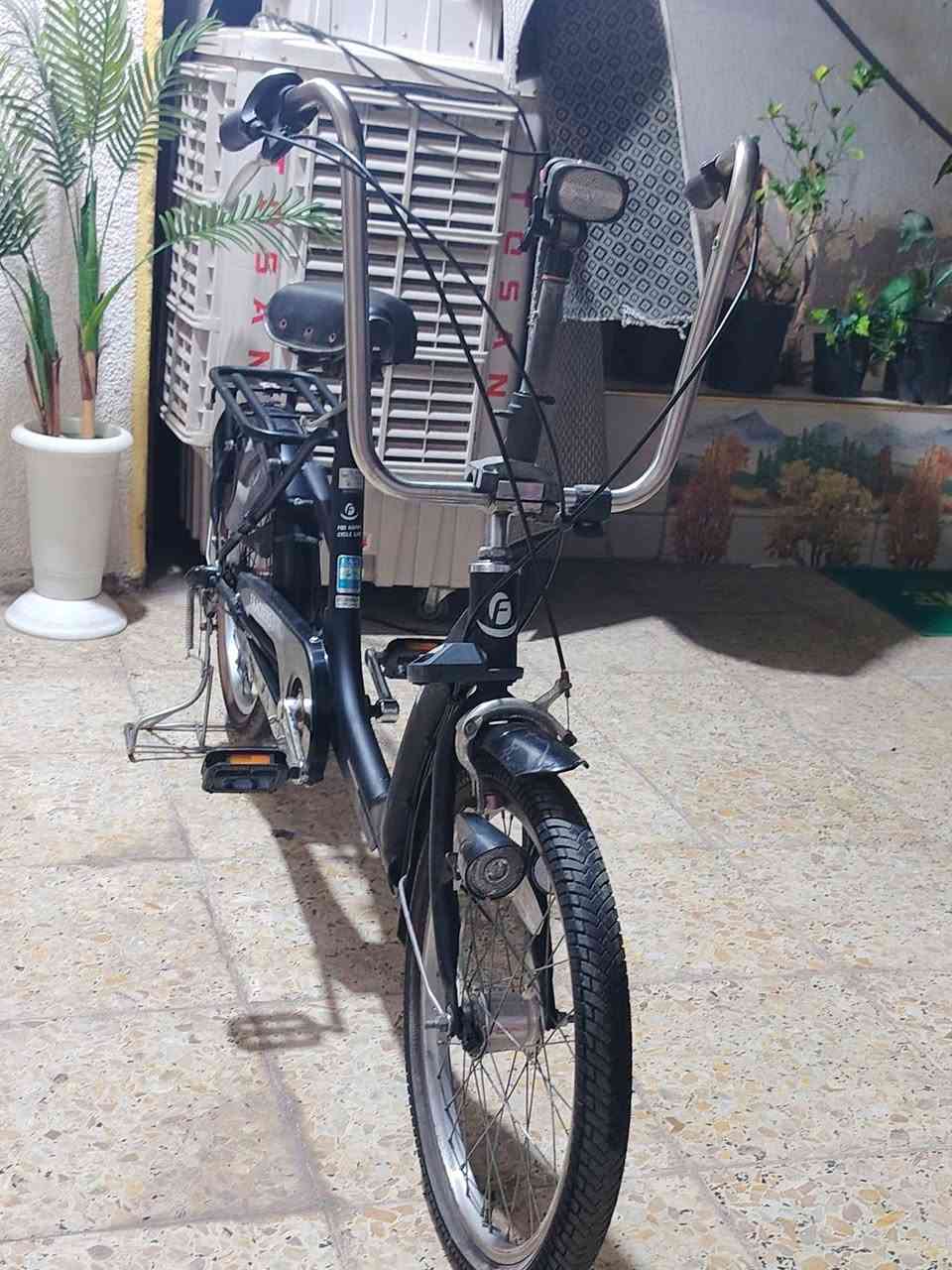 سلام عليكم شباب بايسكل تكسي برجستون للبيع سعر200وبي مجال هوه وغراضه مكاني بغداد. الشعب رقم***********🌹
