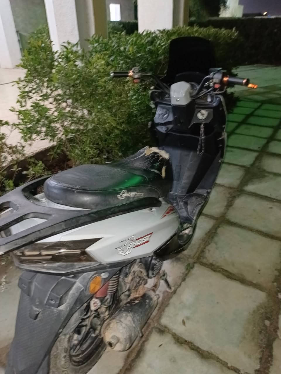 سلام عليكم دراجه سترونك 2023للبيع كهربائيات شغاله ما عدا الأشاير  ضوه عالي ناصي شغال     السعر 350 الرقم *********** خاص مفتوح
