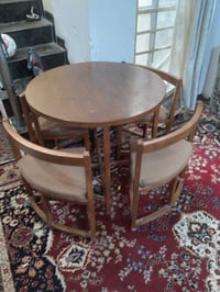 ميز طعام • ٤كراسي