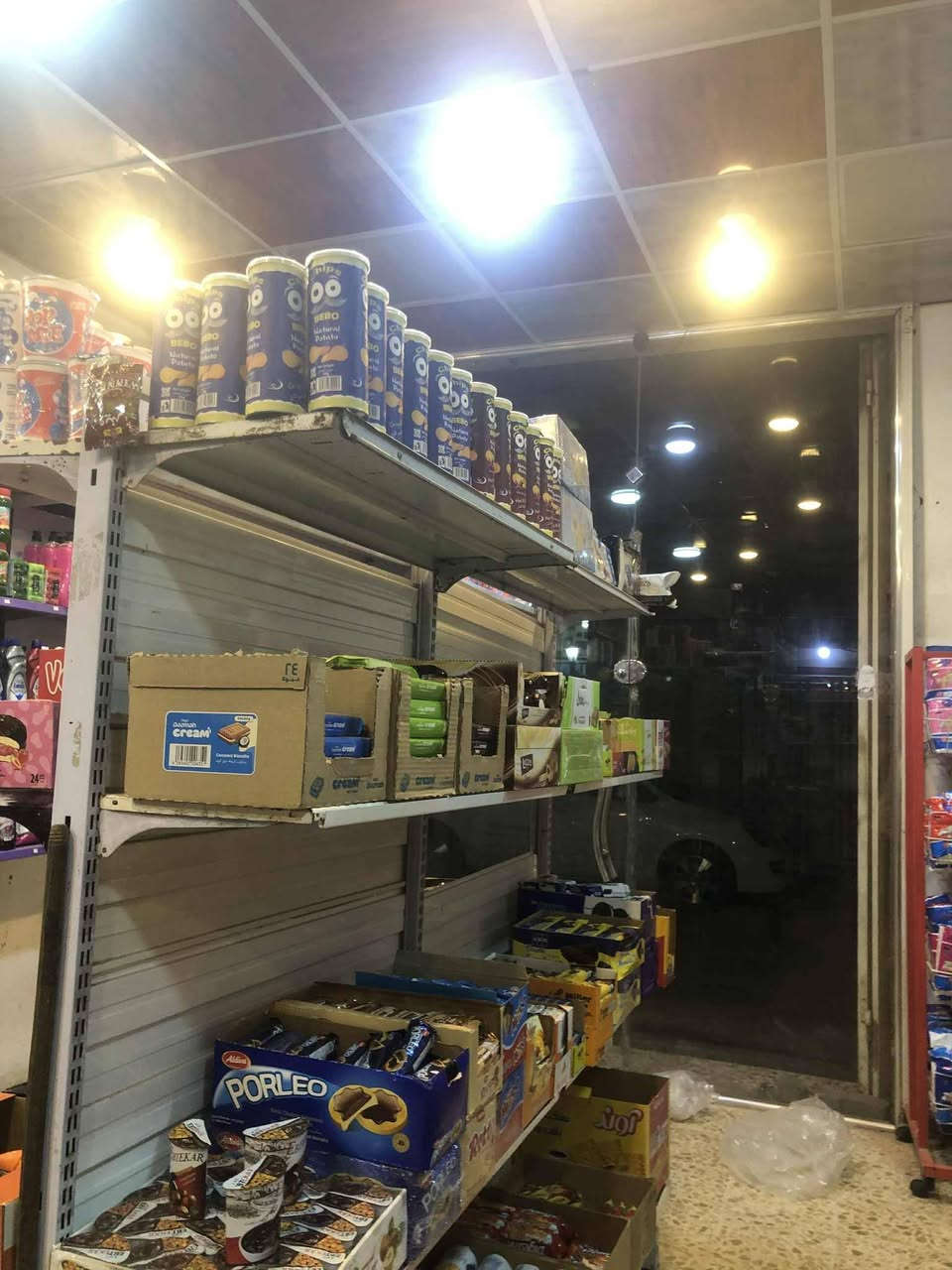 متاح أسواق خير من الله تتكون من ٧ برادات عصاير + ٥ عوارض جبس + ٤عوارض موطه  + ٢ عرضات مال حلويات كبار +سبلت عمودي وباقي تفاصيل موضحه بصور لمحل يحتوي ثنين بيبان لمحل ركن باب من الجانب وباب على شارع لعام لموقع المجر الكبير حي لحسين جوه شبكه سبب لبيع جاي ننتقل لغير مكان وما فرغناله للسفسار أكثر اتصل ***********
