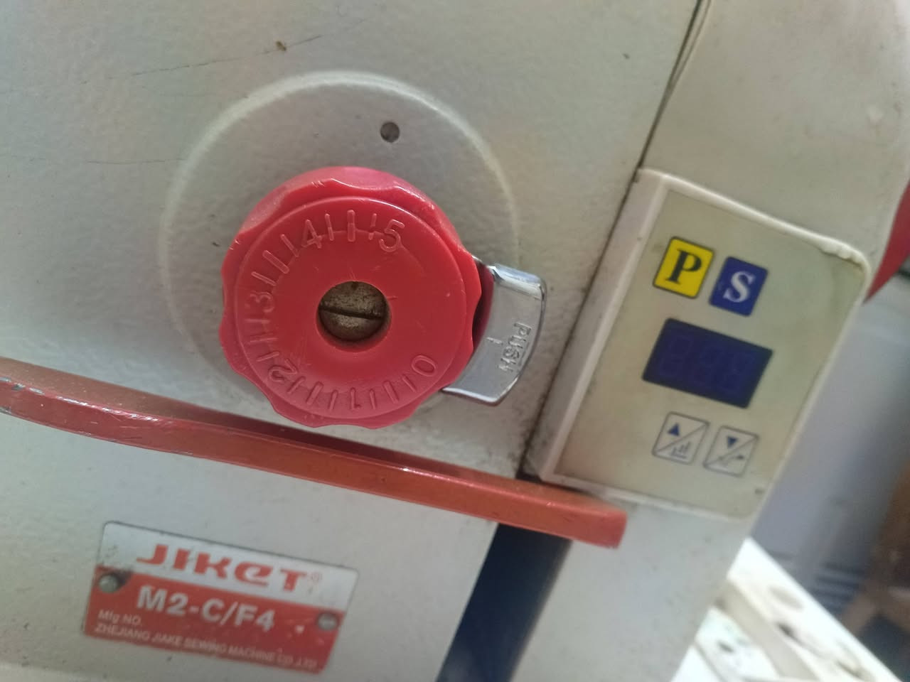 مكينه خياطه كاتم نضيفه نص امبير نضيفه ***********بي وتساب السعر 225
