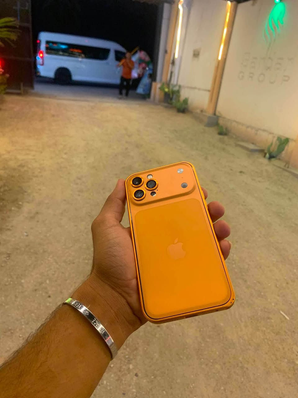 ١٢ برو ماكس شرق اوسط عربي بس بطاريه مبدل بيه الباقي كفاله جهاز يخبل معنه كلمه تجي تفحص وخذه ويا ما كان الي يعجبك  ***********
