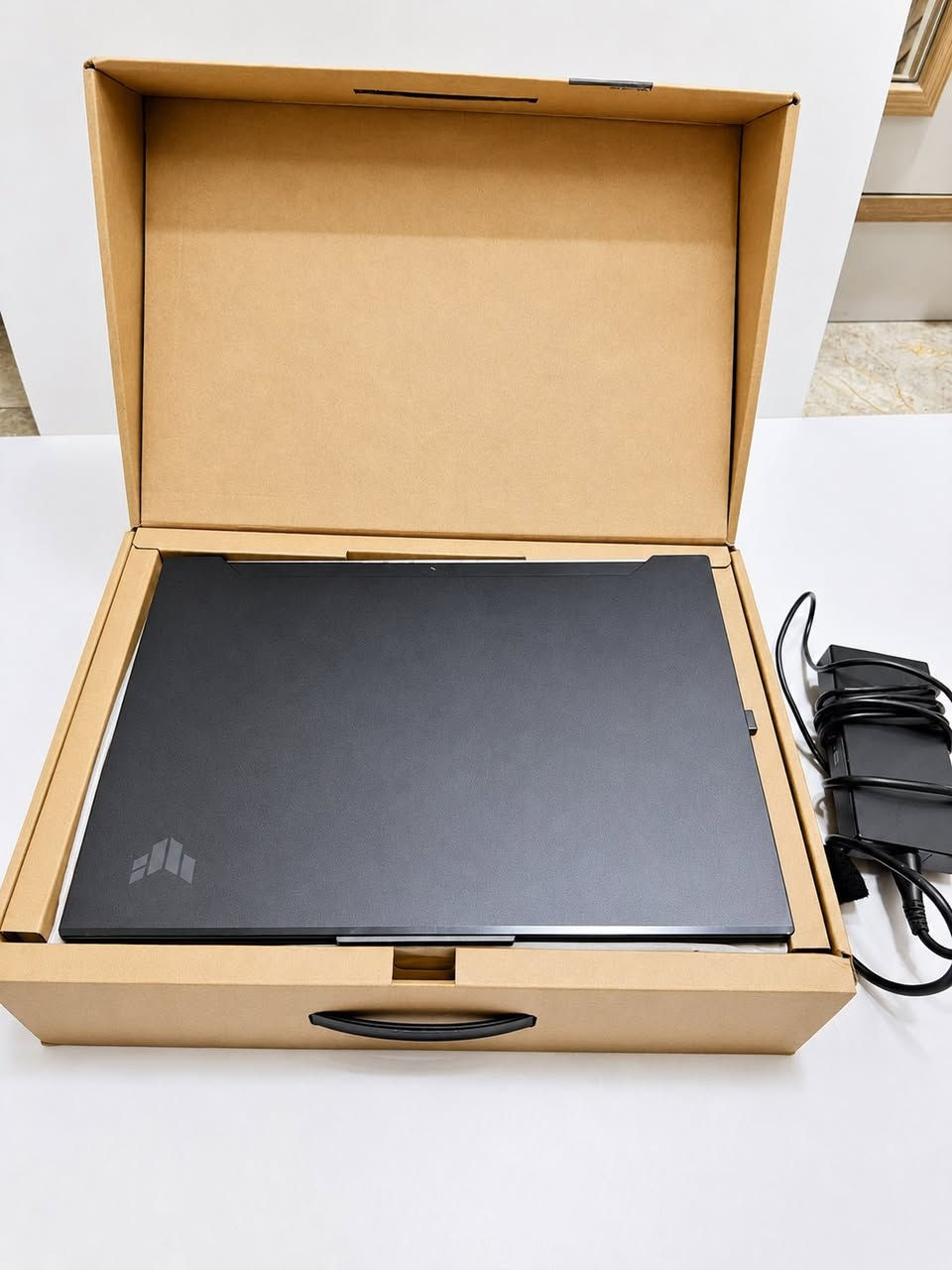 💻 لابتوب ASUS TUF Dash 15 للبيع (  استخدام هندسي نظيف جداً)

السلام عليكم شباب، للبيع لابتوب ASUS TUF Dash 15 غني عن التعريف، نظيف جداً وبحالة الوكالة.

⚠️ ملاحظة مهمة للشراي: الجهاز استخدامه كان هندسي فقط (برامج تصاميم وتصفح)، الجهاز أبداً ما ملعوب بيه أي لعبة، يعني القطع الداخلية بحالة المصنع، والتبريد نظيف وماراح تشوف أي حماوة أو هبوط بالأداء. جهاز 
مضمون 100% والصور تحكم.

⚙️ المواصفات الكاملة للجهاز:
 الموديل الكود: ASUS TUF Dash 15 (FX517ZM-AS73)
 
المعالج: Intel Core i7-12650H (جيل 12 قوي جداً للبرامج الهندسية والرندرة)
 
كرت الشاشة: NVIDIA GeForce   6gb RTX 3060 (قوي وممتاز للـ Real-time rendering والألعاب)
 
الذاكرة (الرام): 16GB DDR5 (أحدث جيل من الرامات لسرعة نقل بيانات فائقة)
 
الهارد (الخزن): 512GB SSD NVMe (سريع جداً بإقلاع النظام وفتح البرامج)
 
الشاشة: بمقاس 15.6 بوصة بدقة FHD وبتردد 144Hz لسلاسة عالية بالحركة
 
المنافذ المميزة: يحتوي على منفذ Thunderbolt 4 فائق السرعة
 
النظام: Windows 11 Home أصلي
 
اللون: أسود مطفي مميز (Off Black)

✨ الملحقات والحالة:
 الجهاز بكامل ملحقاته الأصلية (الشاحن الأصلي والكرتونة متوفرة ونظيفة).
 نظافة خارجية وداخلية ممتازة، والبطارية بحالة قوية جداً بسبب 
عدم إجهادها بالألعاب . 

السعر : 850$

📍 مكان التواجد: بغداد
📞 للتواصل والاستفسار واتساب : ***********
