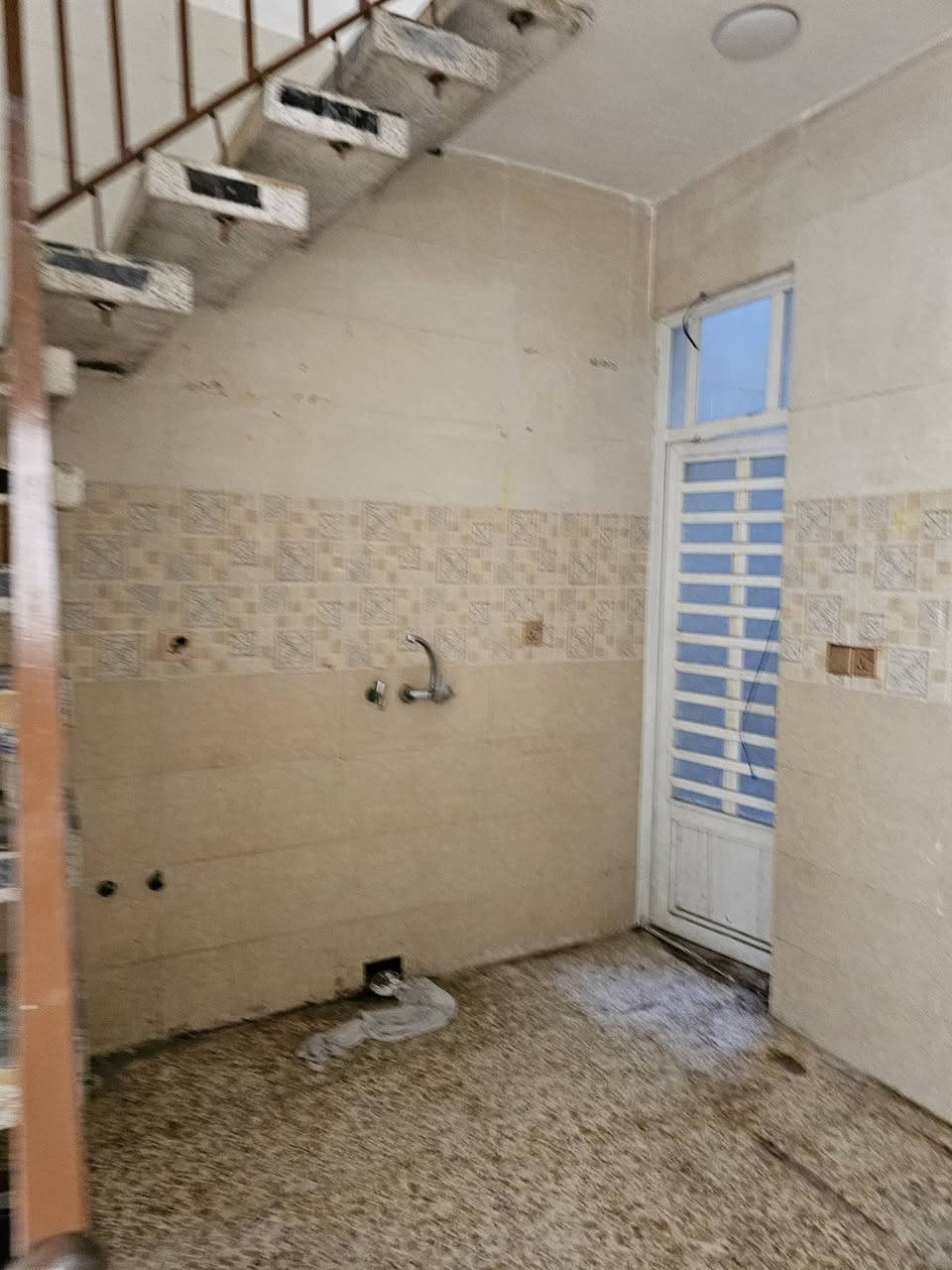 بيت ٥٥ متر الحرية الثالثة قريب على ماكولات بابا عن بالفرع المقابل طابقين الاول استقبال وغرفة وحمام والطابق الثاني غرفتين وحمام وسطحين البيت فارغ الاتصال بصاحب الدار *********** ابومحمد .
