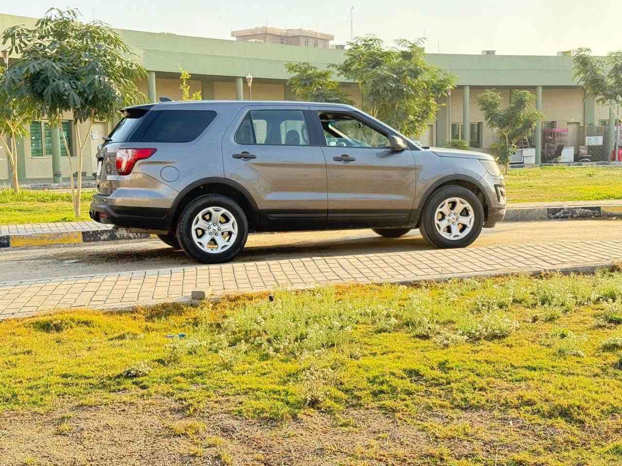 السلام عليكم فورد اكسبلور موديل 2019 رقم بغداد انكليزي هزة جديده سنويه جديده ورقم جديد باسمي شخصيآ تحويل مباشر محرك 6 سلندر 3700  كير تعليك شاشا كبيرة كامرة خلفيه دواره 
لايت زنون عالي ناصي السيارة بوليسي بيهه قطعتين ونص 
محرك كير تبريد خير من الله( صدرهه 75) ب ميه للبيع او مراوس شعندك نزل اقل او نفس السعر 160  السعر وبيهه مجال وهذا رقمي للاستفسار *********** مكاني بغداد
