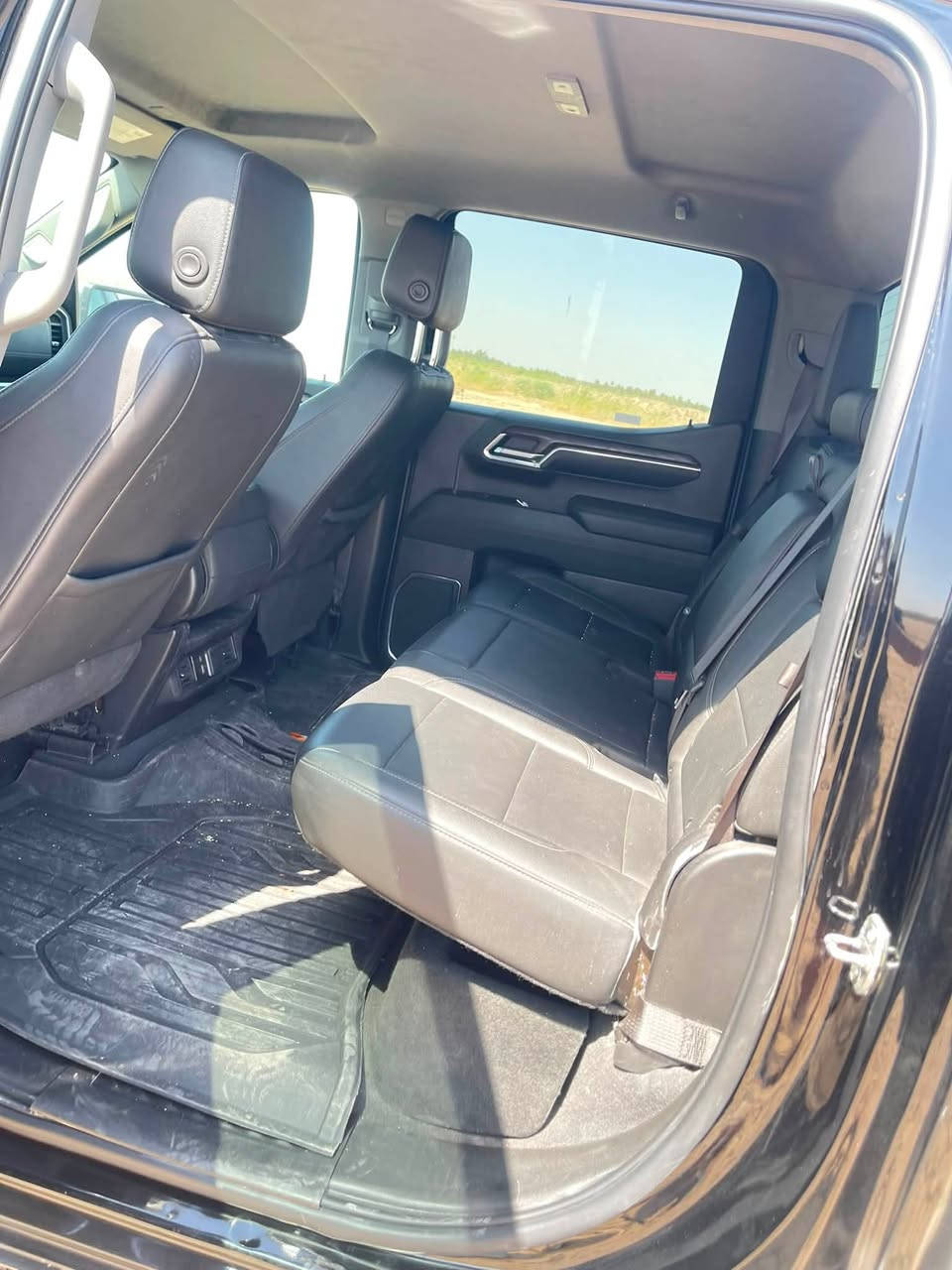 ✅ وارد أمريكي GMC Sierra SLT 2024 - وارد أمريكي 🇺🇸
✅ محرك V8 سعة 5.3L (EcoTec3)
✅ جير أوتوماتيك تعليك 10 سرعات 
✅ تشغيل بصمة + ريموت ستارت
✅ جلد فاخر
✅ كراسي كهربائية مع حفظ وضعية السائق
✅ تبريد وتسخين للمقاعد الأمامية
✅ تدفئة المقود
✅ شاشة معلومات 13.4 إنج
✅ شاشة عدادات رقمية 12.3 إنج
✅ Apple CarPlay & Android Auto لاسلكي
✅ كاميرا 360°
✅ حساسات أمامية وخلفية
✅ رادار أمامي + مثبت سرعة ذكي
✅ تحذير مغادرة المسار
✅ مراقبة النقطة العمياء
✅ مكابح طوارئ أوتوماتيكية
✅ نظام صوت Bose
✅ باب خلفي MultiPro Tailgate
✅ جنوط ألمنيوم 20 إنج
✅ سنسرات وأمان متكامل

📌 الممشى: ( 40 الف كم )
📌 اللون: ( اسود  )
حادث السياره ربع الجاملغ الخلفي ومبدل باي لون اسود نفس اللون وبيها من جوه ضربه خفيفه ماتأثر شويه وصبغتها غير هاي السياره كفاله عامه وخير من الله تبريدها ثلج 
 السياره بيع ومراوس بجيمع السيارات 

رقمي :

***********
***********
