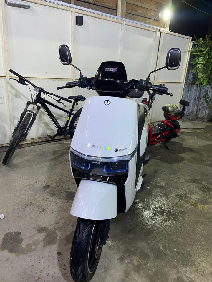 السلام عليكم 🌟
دراجة كهربائية للبيع 🚴‍♂️

🔹 النوع: تالج  
🔹 البطارية: ليثيوم فوسفات الحديد (LiFePO4) – من أفضل الأنواع  
🔹 عمر البطارية: يوصل لأكثر من 3 سنوات  
🔹 عدد دورات الشحن: فقط 40 دورة (يعني شبه جديدة)  
🔹 المميزات: تدعم الربط بالموبايل 📱  
🔹 الحالة: نظيفة جداً واستعمال قليل  

💰 السعر: 900,000 دينار عراقي  

📍 الموقع: بغداد – المنصور  
📞 رقم الهاتف: ***********
