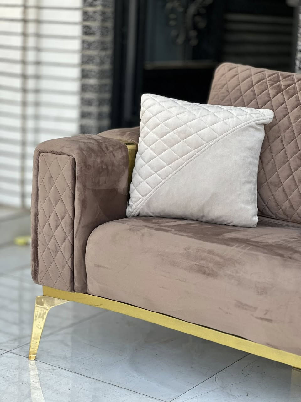 تخم تركي 🇹🇷  فول مودرن  كوالتي جدا عالي متكون من 10  نفرات 3+3+1+1+1+1   نسبه نضافه 100/100 اخو الجديد اي ملاحضه او يضرر مابي  هيكل الداخلي والخارجي بل كامل حديد وخشب زان طبيعي  نضام السرير ضهر قلاب  قماش شامواه وتر بروف بمقعد طبي سوفت أمريكي فول بوليستر  كوشه سحاب سهل التنضيف  يوجد توصيل ل بغداد ولباقي المحافظات  عنوانه أربيل زانكو 99 قرب مطعم كص سنگر  *********** واتساب فقط (علي)
