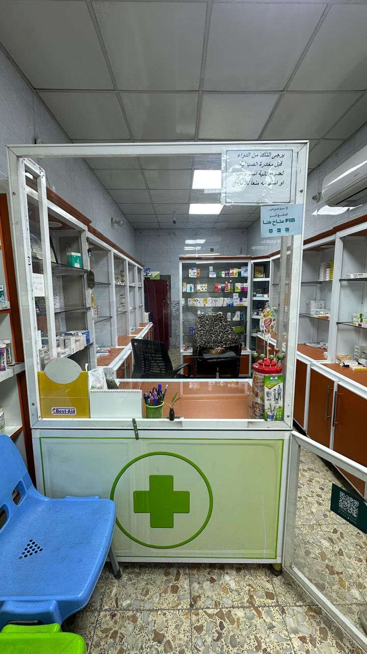 مستلزمات صيدليه للبيع تحتوي عله رفوف عدد17 وكراسي 4 وثلاجه وميز (المكان بغداد )للاستفسار رقم الهاتف ***********
