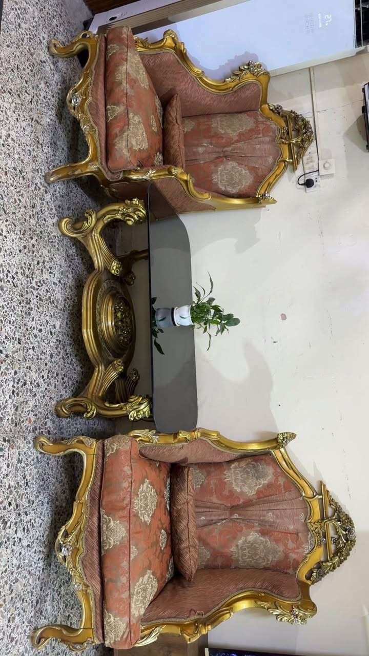 تخم زان مصري ١٠ مقاعد مع طبله وسطيه سعر ٤٠٠ ألف مكاني بغداد قرب ألعاب السيديه ***********
