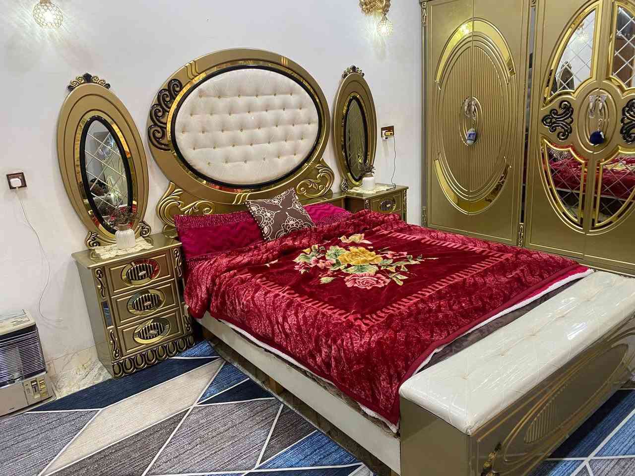 غرفة موديل الملكة مستخدمة نضافة 90‎%‎ صبغ حراري اصلي درجة اولى لون برونزي على ذهبي تصميم تركي شغل عراقي الوجة سي ان سي 8 ملم والداخل صاج طبيعي 5 ملم الضهر چرچوبة شد براغي  الزاوية بأرتفاع الكنتور وبعمق الكنتور + شازلون قاصه سريه والكومديات يكونن منفصلات عن الچرباية وفوق الكومدي يكون تاج  للأستفسار واتساب *********** مكاني بغداد وعندي توصيل لكل المحافظات
