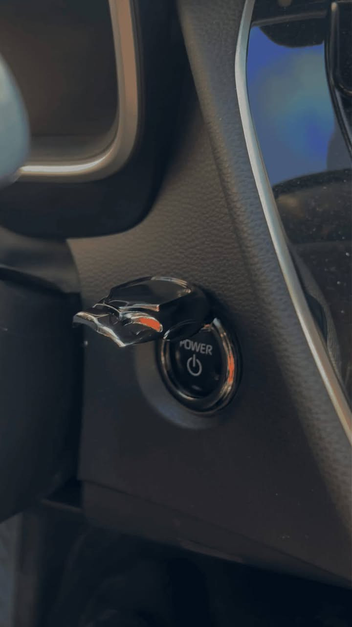 🚗✨ غطى بصمة سيارتك وحافظ عليها من الخدوش والغبار!
بـ تصميم معدني فاخر على شكل خوذة يخلي داخلية سيارتك أرتب وأشيك 🔥

🔒 لاصق قوي، تركيب سهل بدون تعب.

⚡ شكل سبور وعصري يميز سيارتك عن غيرها.

خلي لمستك الخاصة ببصمة سيارتك 😉
السعر 9000 الاف 
متوفر توصيل 
بغداد 3000
محافظات 5000


**إذا كنت صاحب هذا الإعلان وتريد حذفه لأي سبب، رجاءا أرسل رسالة إلى الدعم الفني**